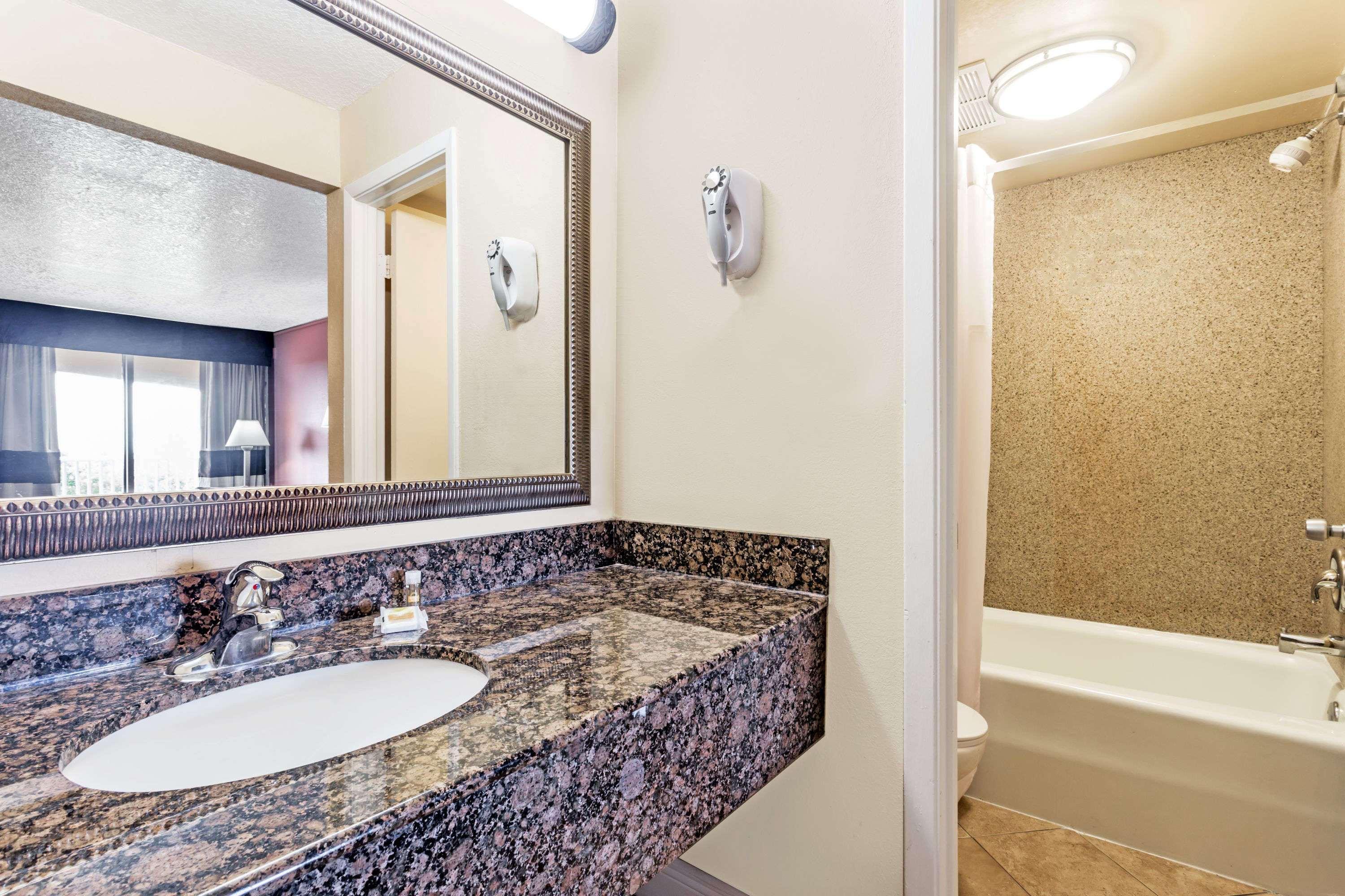 Days Inn By Wyndham Fort Lauderdale-Oakland Park Airport N Esterno foto