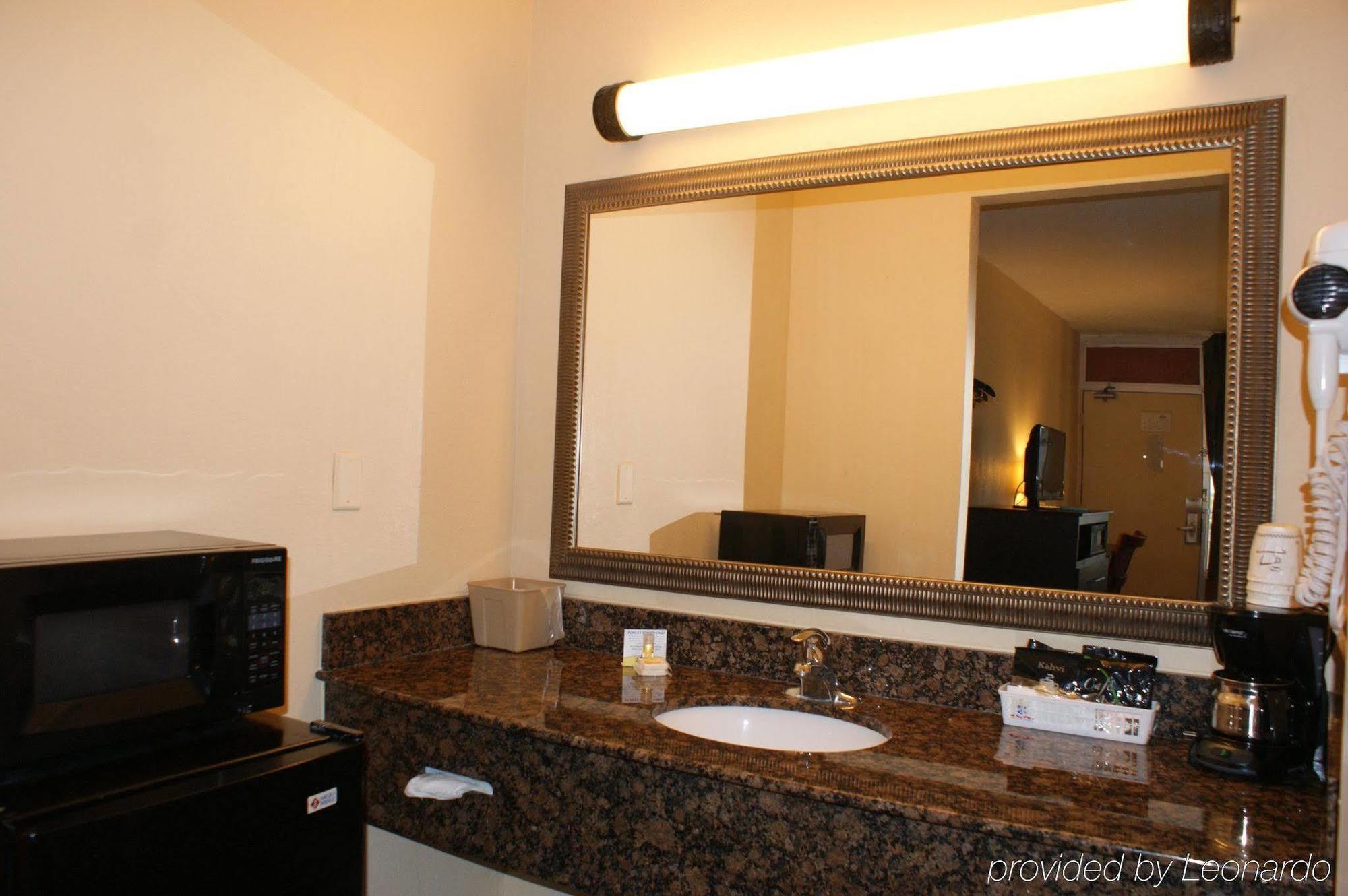 Days Inn By Wyndham Fort Lauderdale-Oakland Park Airport N Esterno foto